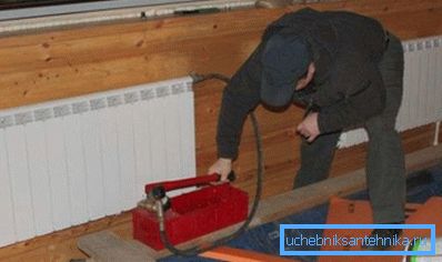 Устройството може да бъде свързано чрез маевски кран към радиатора. Устройството може да бъде свързано чрез маевски кран към радиатора.