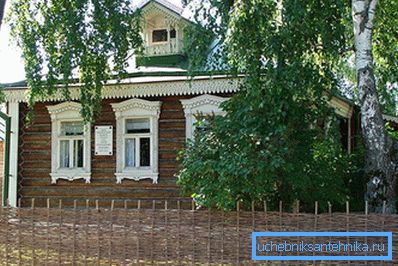 Бяла бреза в близост до къщата