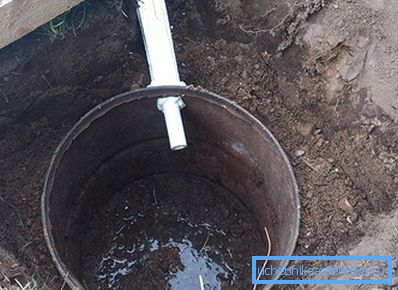 Барелът беше изкопан близо до банята