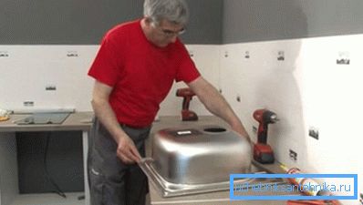 По-евтините мивки от неръждаема стомана са монтирани отгоре.
