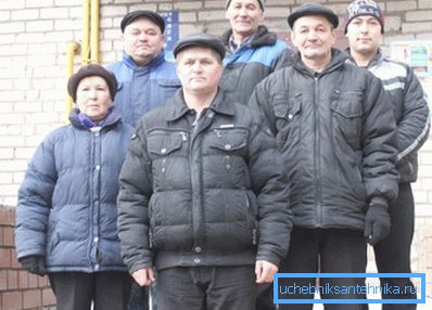 Екип от шлосери и майстори е готов да работи. Екип от шлосери и майстори е готов да работи.