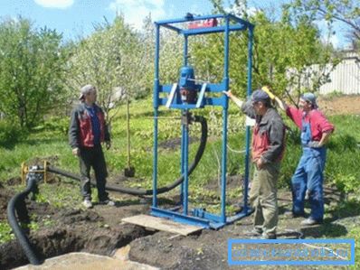 Екип от специалисти извършва ротационно пробиване на кладенци за вода