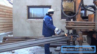 Пробиване на артезиански кладенец с използване на сондажно оборудване. Пробиване на артезиански кладенец с използване на сондажно оборудване.