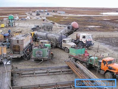 Най-често обаче е необходимо да се залепят кладенците на работещите с нефт и газ циментиране на кладенци