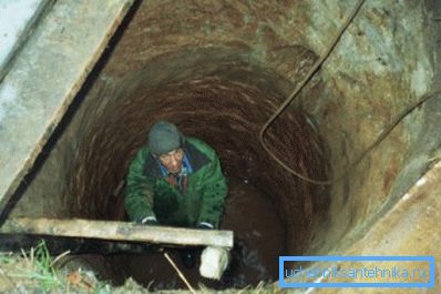 Почистване на стените на кладенеца с четка за метал.