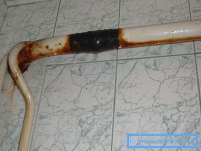 Прекомерното образуване на кондензация води до образуване на ръжда върху повърхността на тръбата. Прекомерното образуване на кондензация води до образуване на ръжда върху повърхността на тръбата.