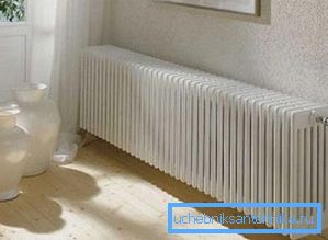 За да осигурите равномерно отопление на стаите, трябва да инсталирате големи радиатори