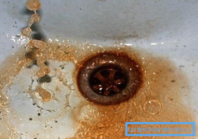 За да се разбере причината за замърсяването, трябва да се инспектира мивката и мивката, където тече водата, която тече от кранчето За да се разбере причината за замърсяването, трябва да се инспектира мивката и мивката, където тече водата, която тече от кранчето