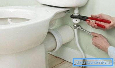 За да изведете вода в резервоара тихо, купете контейнер с по-ниско водоснабдяване