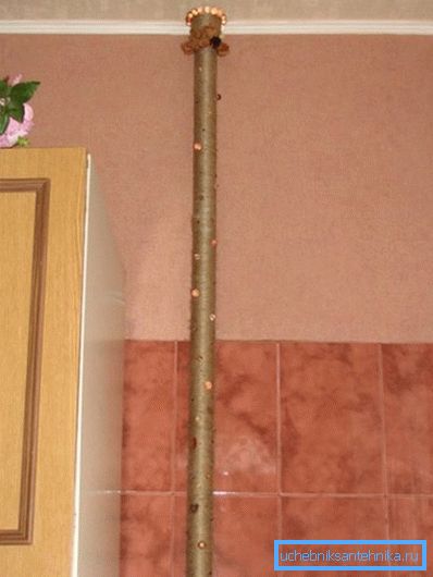 Декориране на отоплителна тръба в кухнята Декориране на отоплителна тръба в кухнята