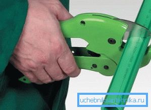Изрязването на компонентите е демонстрирано.