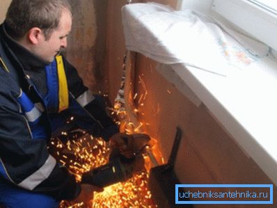 Демонтаж на стария радиатор с помощта на 