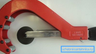 За рязане на тръби е по-добре да използвате специален инструмент