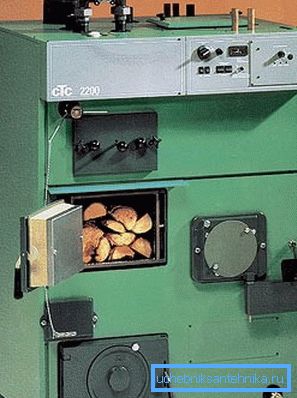 За внедряването на системи за твърдо гориво се използва принципът на работа на пещи с продължително изгаряне, което дава възможност да се извърши пълен цикъл на изгаряне на една марка за 12 часа и повече За внедряването на системи за твърдо гориво се използва принципът на работа на пещи с продължително изгаряне, което дава възможност да се извърши пълен цикъл на изгаряне на една марка за 12 часа и повече