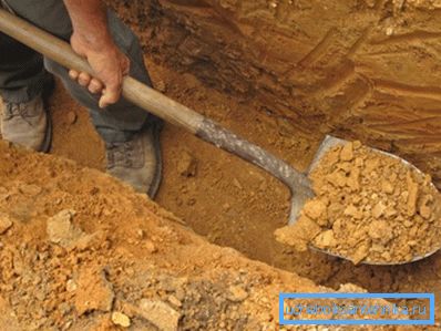 За полагане на тръби копаят изкоп. За полагане на тръби копаят изкоп.