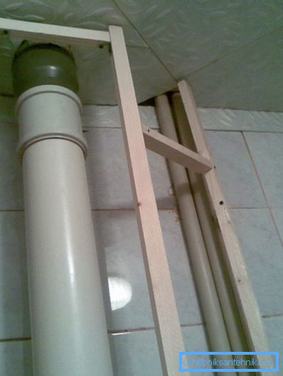 За конструкцията на рамката е подходящ и дървен блок, но е по-добре да се третира с влагоустойчив агент