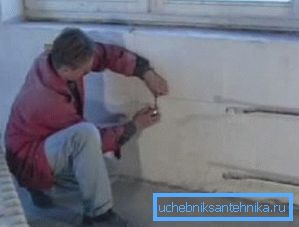 За да фиксирате радиатора, трябва да инсталирате скобите За да фиксирате радиатора, трябва да инсталирате скобите