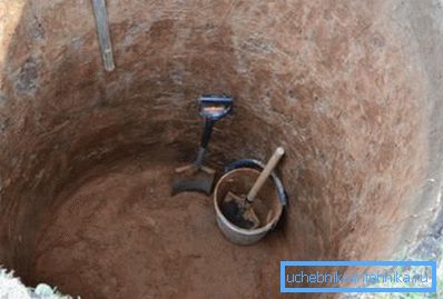 Дъното на лицето е покрито със слой водоустойчива глина. Дъното на лицето е покрито със слой водоустойчива глина.