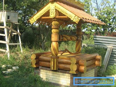 Домиком для колодца здесь служит палатка.