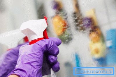 Достатъчно е просто да пръскате почистващия препарат на стъклото и да го избършете Достатъчно е просто да пръскате почистващия препарат на стъклото и да го избършете