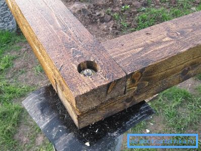 Душ на дача със собствени ръце от дърво започва с долната лента.