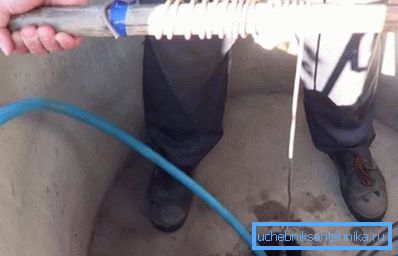 Придвижете фиксираната вибрираща помпа нагоре и надолу, разклатете утайката отдолу