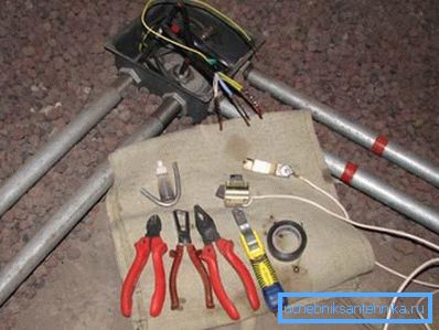 Ако съществува риск кабелът да дойде, е добре да го изключите предварително Ако съществува риск кабелът да дойде, е добре да го изключите предварително