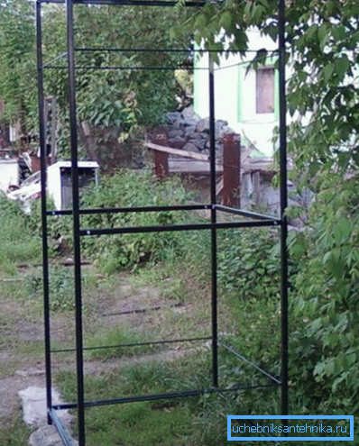 Ако се използва по-малка тръба, можете да добавите междинни хоризонтални джъмпери. Ако се използва по-малка тръба, можете да добавите междинни хоризонтални джъмпери.