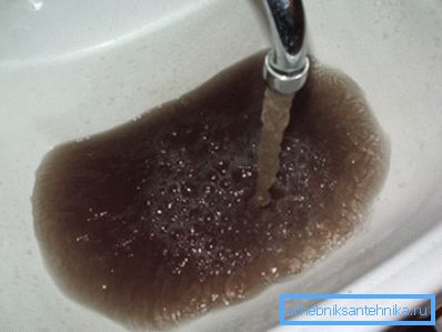 Ако водата идва от кранчето, тогава микроалгарите се размножават в него. Ако водата идва от кранчето, тогава микроалгарите се размножават в него.