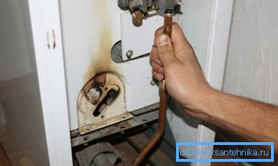 Ако пламъкът изчезне, може да се наложи да почистите газовата тръба.