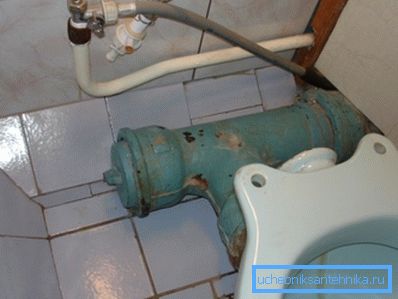 Ако цялото тегло на резервоара за вода падне върху ушите на тоалетната, рано или късно това ще доведе до естествен край. Ако цялото тегло на резервоара за вода падне върху ушите на тоалетната, рано или късно това ще доведе до естествен край.