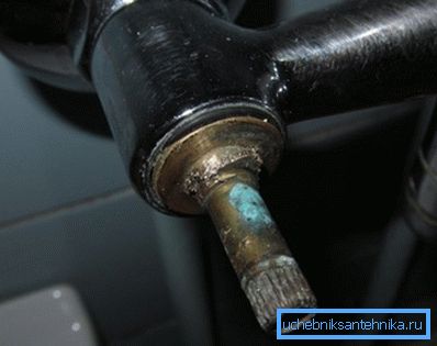 Ако сте опитвали всички методи, но все още не отвинтвате крана на кутията, трябва само внимателно да я пробиете на края и да разкъсате частите от миксера