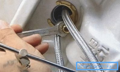 Закрепване на устройството с фиби и гайка Закрепване на устройството с фиби и гайка