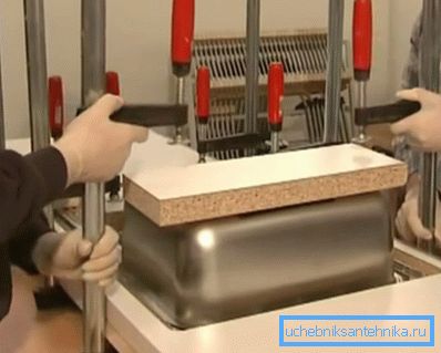 Закрепване на корпуса със скоби