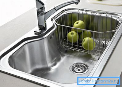 Формите и размерите на металните кухненски мивки могат да бъдат много различни. Формите и размерите на металните кухненски мивки могат да бъдат много различни.