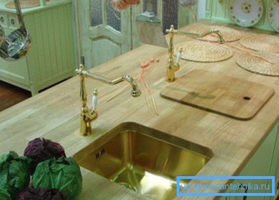 Снимка на дървена маса под мивка. Снимка на дървена маса под мивка.