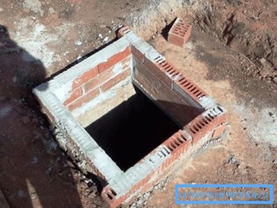 Снимка на малка яма с тухли Снимка на малка яма с тухли