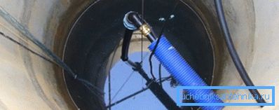 Снимка на спуснат тръбопровод в кладенеца. Снимка на спуснат тръбопровод в кладенеца.