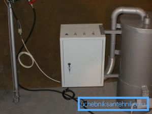 Снимка на битов котел, работещ за рафиниране на нефт.
