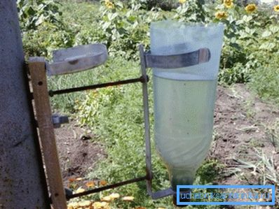 Снимка на дозатор за вода в страната от пластмасова бутилка. Снимка на дозатор за вода в страната от пластмасова бутилка.
