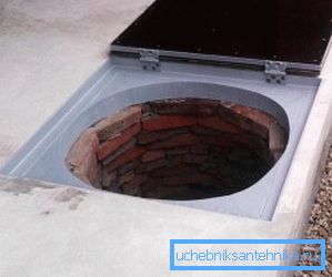 Снимка на направения и инсталиран люк на кладенеца. Снимка на направения и инсталиран люк на кладенеца.