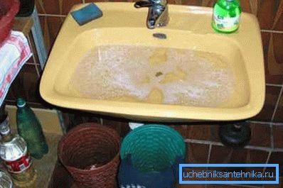 Снимка на водата в мивката