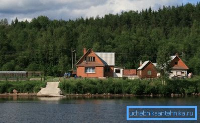 Снимка на къща къща на брега на реката