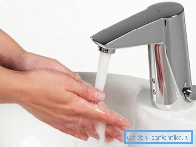 Фотоклетката включва вода, когато се предава на крана Фотоклетката включва вода, когато се предава на крана