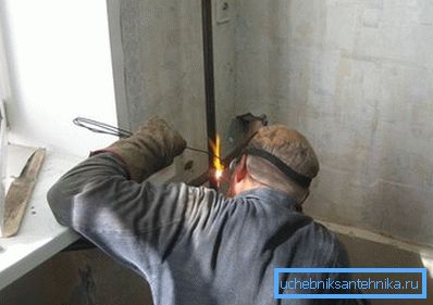 И използва газ И използва газ