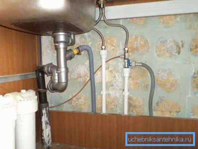 Гъвкавото очна линия не отнема много място под мивката Гъвкавото очна линия не отнема много място под мивката