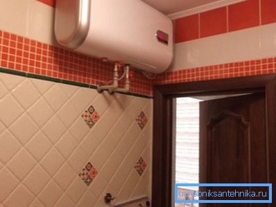 Хоризонтален резервоар под тавана на банята.