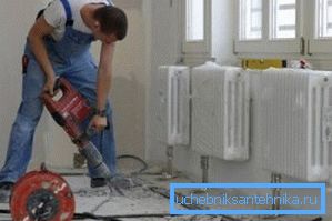Ако искате да скриете тръбите, които пасват на радиаторите, направете обвивката в основата и ги скрийте под подовата настилка - като вариант на бюджетния 