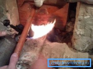 Използвайте горелката, за да разхлабите връзката Използвайте горелката, за да разхлабите връзката
