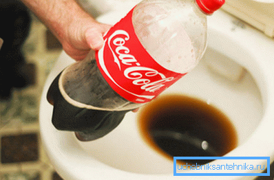 Използване на Coca Cola за почистване на тоалетната. Използване на Coca Cola за почистване на тоалетната.